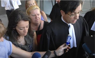 Les familles des victimes et leur avocat, en colère hier à la sortie du tribunal.