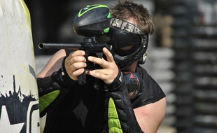 Un jeune homme avec un fusil paintball (photo d'illustration).