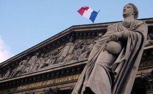 Le plafonnement de certains frais bancaires liés aux découverts, les commissions d'intervention, a été élargi jeudi à tous les consommateurs lors du débat à l'Assemblée sur la réforme bancaire, avec un montant maximal par mois et par opération qui sera fixé par le gouvernement.