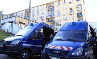 Des camionnettes de la police stationnées devant le quartier des Jardins de l'Empereur, à Ajaccio, le 28 décembre 2015.