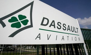 Eric Trappier prend mercredi ses fonctions de PDG de Dassault Aviation, succédant à Charles Edelstenne, 75 ans, qui a fait du constructeur du Rafale un pilier de l'industrie française de la défense.
