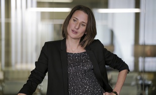 Andréa Martel (Camille Cottin) dans «Dix pour cent»