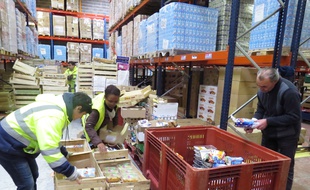 La distribution des denrées aux différents centres se prépare dans l'entrepôt départemental, à Nantes.