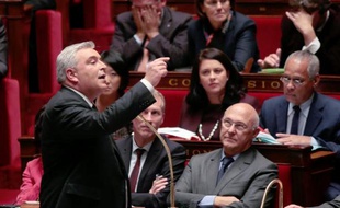 Le ministre des Transports, Frédéric Cuvillier, a assuré lundi qu'il n'y avait "pas d'enterrement de l'écotaxe", sans pour autant préciser la date à laquelle cette taxe sur les poids-lourds serait appliquée.