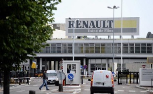 Le constructeur automobile Renault va supprimer 300 postes dans son usine de Flins (Yvelines), où seront fabriquées les futures Clio IV et les citadines électriques Zoé, a indiqué jeudi la direction du site.