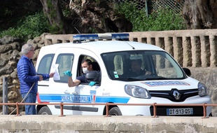 Un contrôle de police, durant le confinement, le 20 mars 2020 à Biarritz.