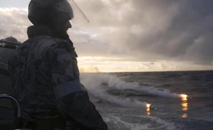 Photo de la marine australienne prise le 13 avril 2014 montrant un marin engagé dans les opérations de recherche en mer de l'avion Boeing de la Malaysia airlines disparu le 8 mars