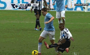 Samir Nasri (en bleu) victime d'un coup de pied de Mapou Yanga MBiwa, lors d'un match de Premier League entre Manchester City et Newcastle, le 12 janvier 2014.