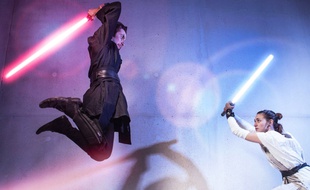 Deux pratiquants de sabre laser du club Caméléon de Montpellier.