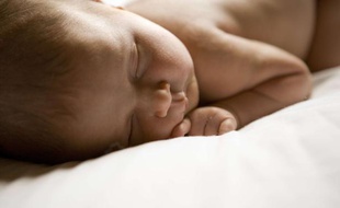 Un bébé endormi.