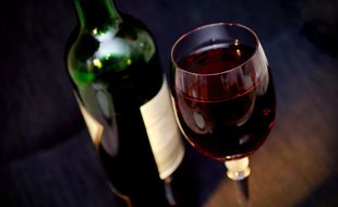 La consommation mondiale de vin a finalement moins baissé que les estimations des professionnels du secteur sur l'année 2020.