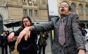 Des enseignants déguisés en Zombie pour attirer l'attention sur la baisse des ressources allouées aux établissements dans les zones d'éducation prioritaires, Gare Saint-Lazare à Paris, le 18 février 2016