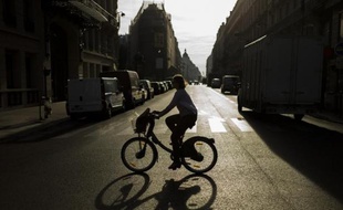 Une cycliste à Paris le 19 septembre 2014