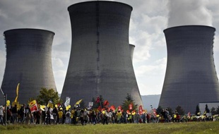 Un militant de Greenpeace a survolé puis s'est introduit mercredi matin dans la centrale nucléaire du Bugey dans l'Ain avec un paramoteur, avant d'être interpellé, a-t-on appris auprès des gendarmes et de l'organisation de défense de l'environnement.