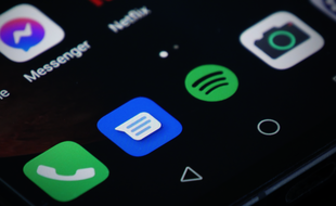 Google Messages permet notamment de planifier l’envoi de SMS