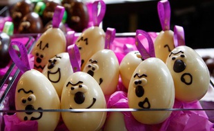 Illustration d'oeufs en chocolat blanc.