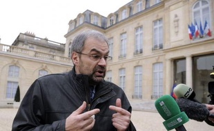 Le secrétaire général de la CFDT, François Chérèque, a affirmé mardi que que son syndicat allait intervenir dans le débat présidentiel en interpellant les candidats sur les sujets sociaux, mais qu'il resterait "non partisan" et ne donnerait aucune consigne de vote.