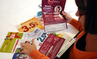Une femme examine différentes offres de crédits à la consommation