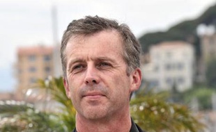 (FromL) French director and president of the 'Camera d'Or' Jury Bruno Dumont, poses during a photocall at the 61st Cannes International Film Festival on May 20, 2008 in Cannes, southern France. The Camera d'Or trophy, which rewards a first movie at the Cannes film festival, released May 2008 by Swiss Jeweller Chopard. AFP PHOTO / Anne-Christine Poujoulat