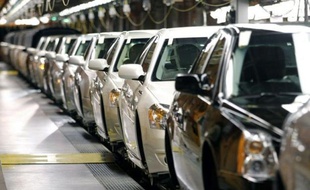 Le sauvetage de l'industrie automobile américaine, qui a coûté 85 milliards de dollars de deniers publics et s'est traduit par des dizaines de milliers de licenciements, a traumatisé les Etats-Unis, mais les constructeurs ont aujourd'hui retrouvé leur compétitivité.