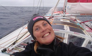Samantha Davies a le sourire forcé dans les mers du sud, le 28 décembre 2008.