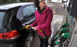 Faire le plein a coûté cher en 2011 aux automobilistes français et le budget lié à la voiture s'est encore alourdi, du fait de l'envolée des prix à la pompe et du coût accru de l'entretien des véhicules selon l'étude annuelle de l'Automobile Club dévoilée mardi.
