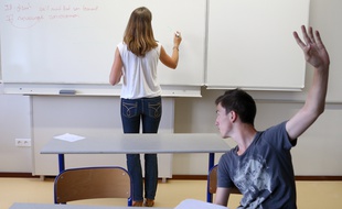 Un professeur de collège en classe de 3e (illustration)