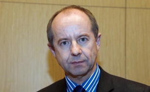Jean-Jacques Urvoas (PS), le président de la commission des Lois de l'Assemblée nationale, suggère la création d'une Haute autorité pour contrôler le patrimoine des élus mais indique qu'il ne publiera pas le sien si la loi ne l'y oblige pas.