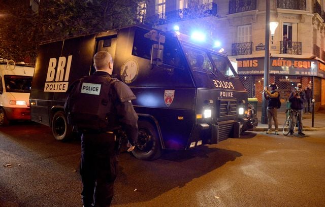 Au début de l’intervention des unités d’élite de la police au Bataclan, les policiers ne savent pas qu’une prise d’otage a lieu au premier étage du Bataclan.