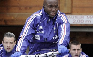 Le milieu de terrain de l'équipe de France de football, Lassana Diarra, lors d'une sortie en VTT à Tignes, le 18 mai 2010.