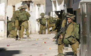 Des soldats israéliens prennent position lors d'une opération dans le camp palestinien de Jénine le 3 novembre 2008