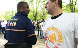 Paris, le 17 avril. Manifestation du collectif bricoleurs du dimanche. Ils réclament le droit de travailler le dimanche. collectif componse d'employers de CASTORAMA scandant "YES WEEK-END "