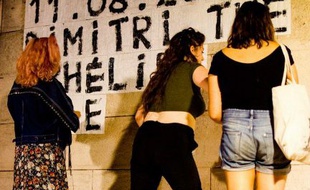 Plusieurs militantes ont organisé une grande action de collage contre les féminicides à Paris.