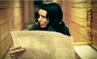 Lisbeth Salander (Rooney Mara), jeune femme rebelle, est chargée d'enquêter sur Mikael Blomkvist (Daniel Craig), brillant journaliste d'investigation.