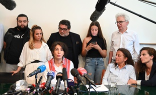 Doria Chouviat, la veuve de Cédric Chouviat, entourée de ses enfants, de sa belle-mère et de ses avocats, le 23 juin 2020.