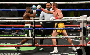 L'ancien boxeur Floyd Mayweather et le youtoubeur Logan Paul sur le ring
