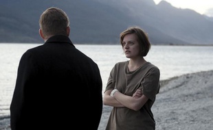 L'inspectrice Robin Griffin (Elisabeth Moss, à droite) et le chef de la police locale Al Parker (David Wenham) plongent en eaux troubles pour "Top of the lake" de Jane Campion