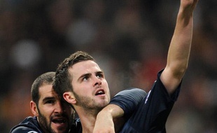 Miralem Pjanic est félicité par Lisandro Lopez après son but contre le Real Madrid, le 10 mars 2010