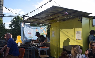 Un DJ au Petit Bain pendant un Open Air