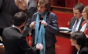Manuel Valls (de dos) et la ministre de la Santé, Marisol Touraine à l'Assemblée Nationale, le 24 mars 2015