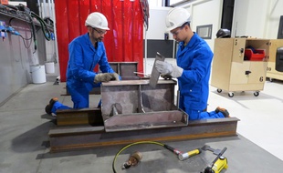 Des élèves de la nouvelle école des Chantiers de l'Atlantique, à Saint-Nazaire.