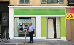 La boutique est installée près du port de Nice.
