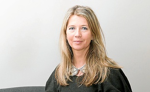 Elisabeth de Feydeau crée des bougies.