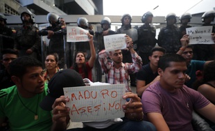 Après la mort de Fernando Alban, des dizaines de personnes ont participé à une veillée devant le siège des services de renseignement à Caracas.