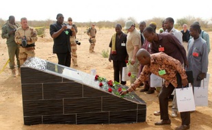 Non loin du lieu de crash de l'AH5017, des proches de victimes déposent des fleurs devant le mémorial, le 21 avril 2015 dans la région de Gossi au Mali
