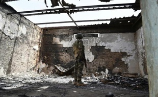 Un soldat nigérien dans une maison à Bosso, attaquée quelques semaines avant par Boko Haram, le 17 juin 2016, au Niger