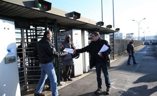 De l'usine de Douai à celles du Mans et de Flins, l'annonce des 7.500 suppressions de postes prévues chez de Renault a laissé les salariés accablés, mais pas étonnés.