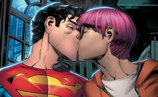 Jon Kent, le nouveau Superman, embrasse le reporter Jay Nakamura.