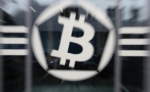 Le krach-éclair du cours du bitcoin observé sur une plateforme d'échange pose à nouveau la question de son devenir