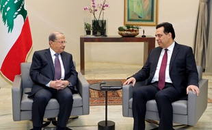 Le président libanais Michel Aoun (à g.) et le Premier ministre désigné Hassan Diab au palais présidentiel à Baabda, à l'est de de Beyrouth.